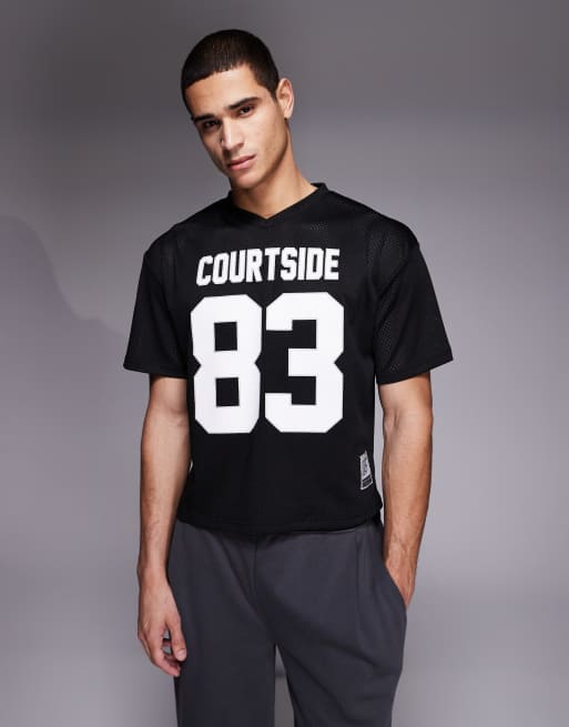 Courtside - Camiseta negra de corte cuadrado extragrande con cuello de pico de estilo fútbol, 3 de 5