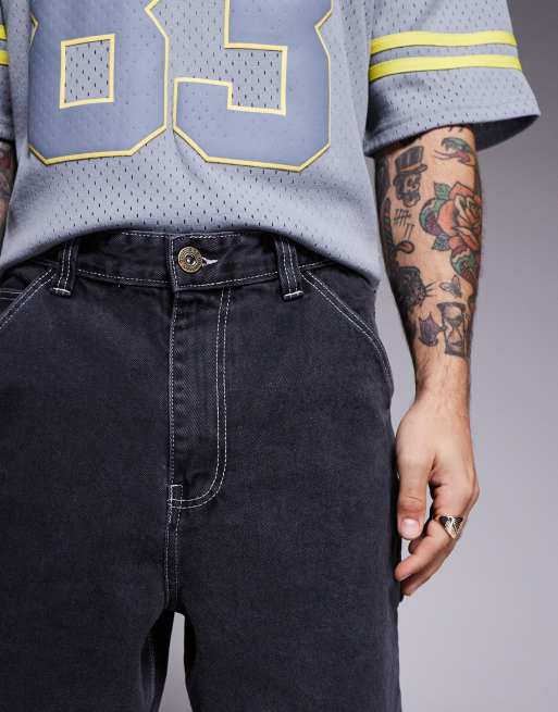Courtside – Carpenter-Jeansjorts in mittelschwarzer Waschung mit Gesäßtaschen mit Stickerei, 3 von 5