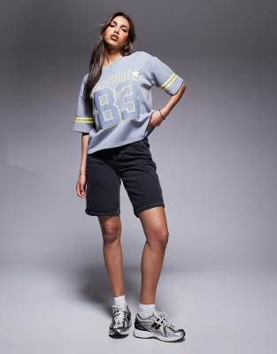 Courtside - Carpenter-Jeansjorts in verwaschenem Schwarz mit Stickerei auf den Gesäßtaschen