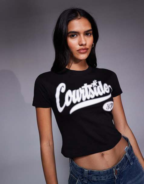 Courtside - Cropped baby T-shirt met logoprint in collegestijl in zwart met wassing - view 1