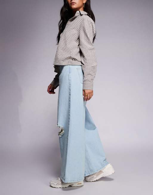 Courtside – Denim-Jeans in hellblauer Waschung mit Oversize-Schnitt und Knierissen, 2 von 5