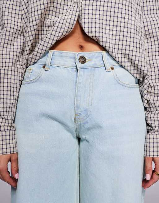 Courtside – Denim-Jeans in hellblauer Waschung mit Oversize-Schnitt und Knierissen, 4 von 5