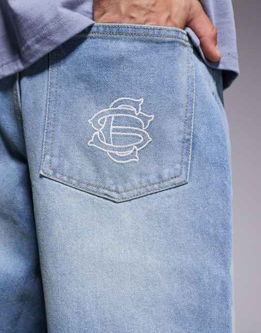 Courtside – Superweite Jeans-Jorts in brauner Dirty-Waschung mit Longline-Schnitt und Stickerei auf der Gesäßtasche