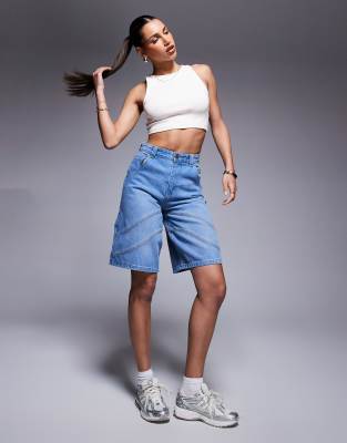 Courtside - Jeans-Jorts in verwaschenem Blau mit Ziernaht und Logo-Stickerei auf der Gesäßtasche