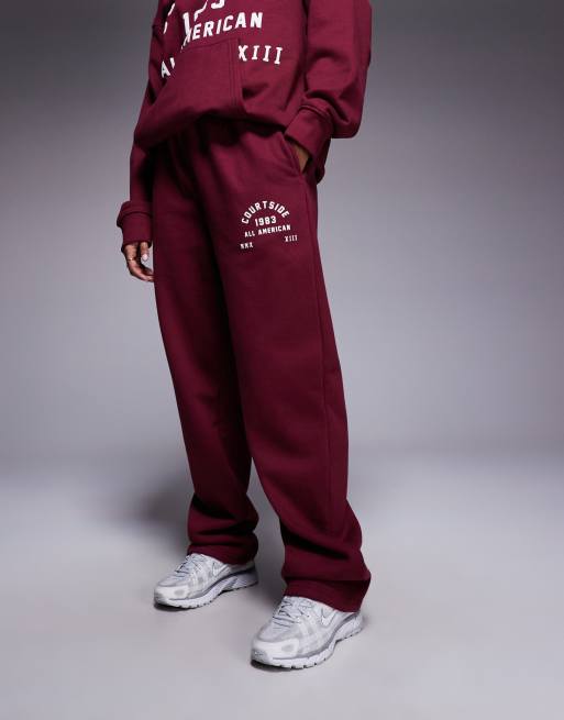 Courtside – Jogginghose in Burgunderrot mit geradem Schnitt und College-Print, Kombiteil, 2 von 5