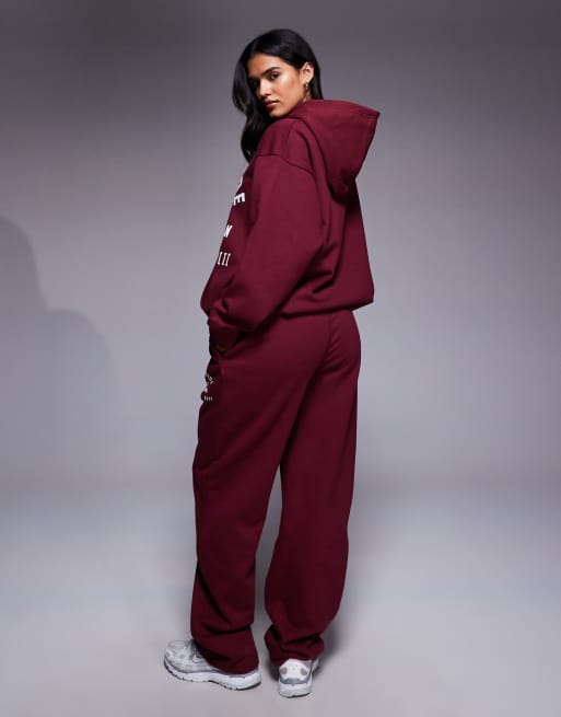 Courtside – Jogginghose in Burgunderrot mit geradem Schnitt und College-Print, Kombiteil, 4 von 5