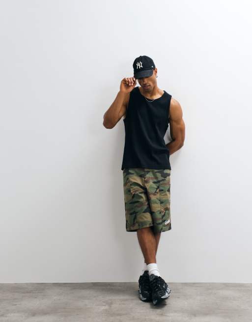 Courtside – Jorts in Grün mit Military-Muster und Logo-Stickerei auf der Gesäßtasche, 2 von 5