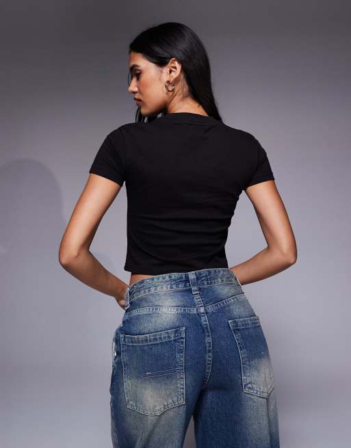 Courtside – Knapp geschnittenes Cropped-T-Shirt in gewaschenem Schwarz mit College-Logoprint, 3 von 4