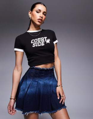 Courtside - Kurzer Jeans-Faltenrock in blauer Rinse- und Stone-Waschung-Weiß