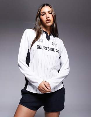 Courtside - Langärmliges Sport-Oberteil in Mehrfarbig-Weiß mit Bahnendesign