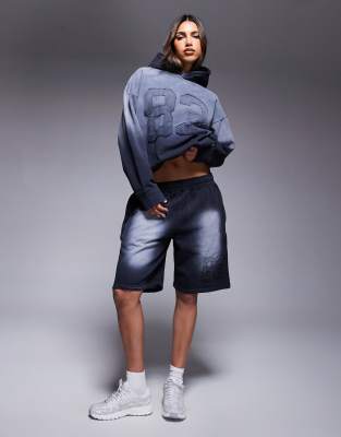 Courtside - Lockere Shorts aus verwaschenem Schwarz mit College-Design und unversäubertem Saum, Kombiteil