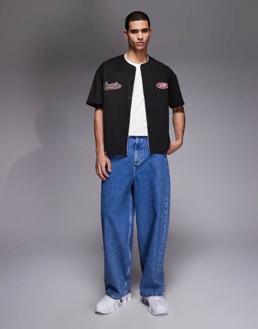 Courtside - Maglia squadrata oversize stile baseball nera con logo rosso applicato, 2 di 5