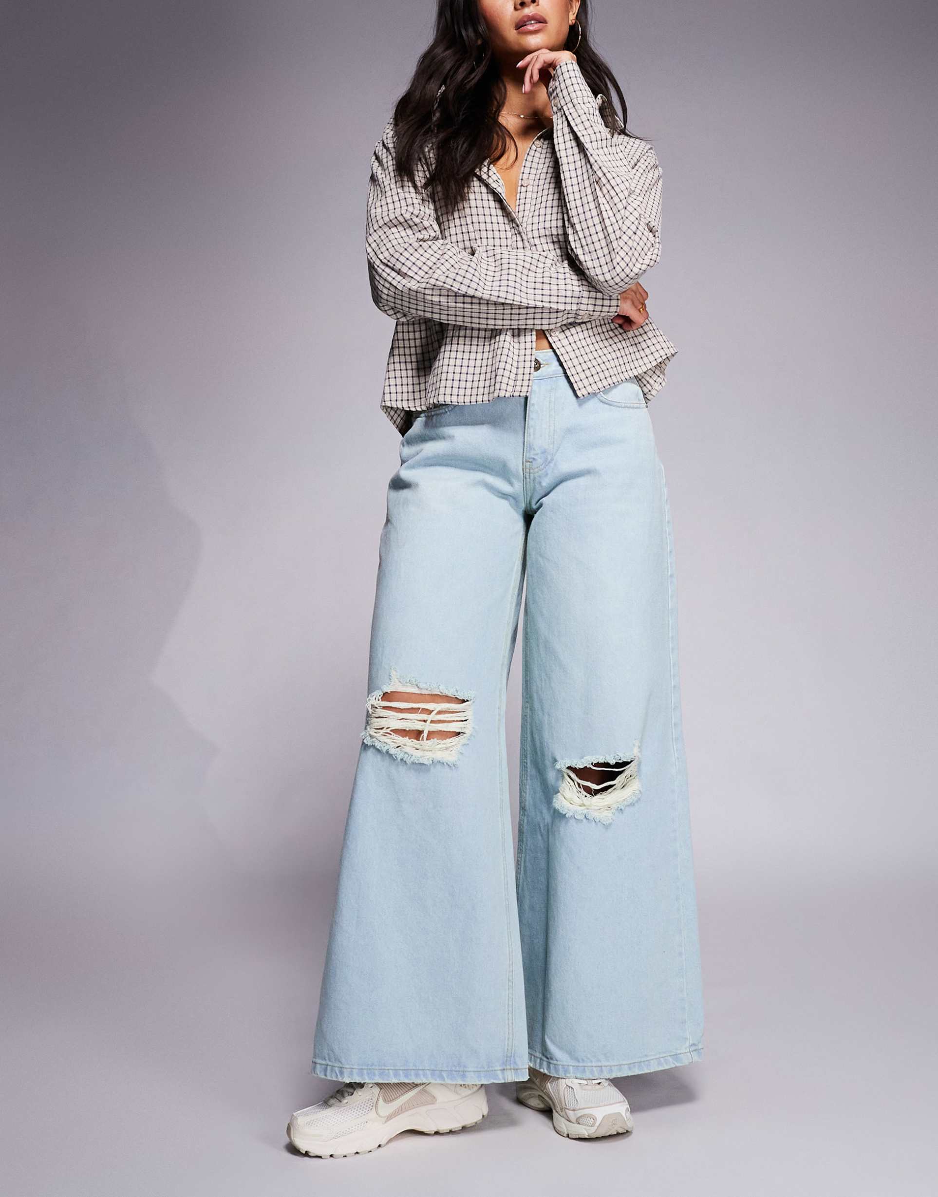 courtside oversized denim jeans in lightwash blue with knee rips