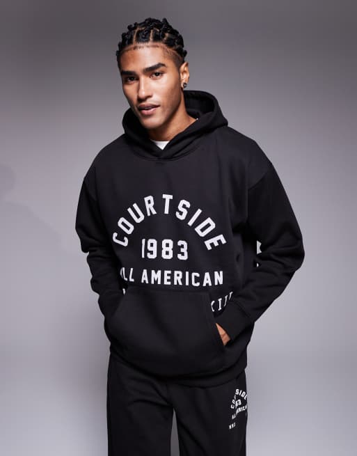Courtside - Co-ord set van oversized hoodie zonder sluiting en joggingbroek met collegestijl print in zwart, 3 van 3