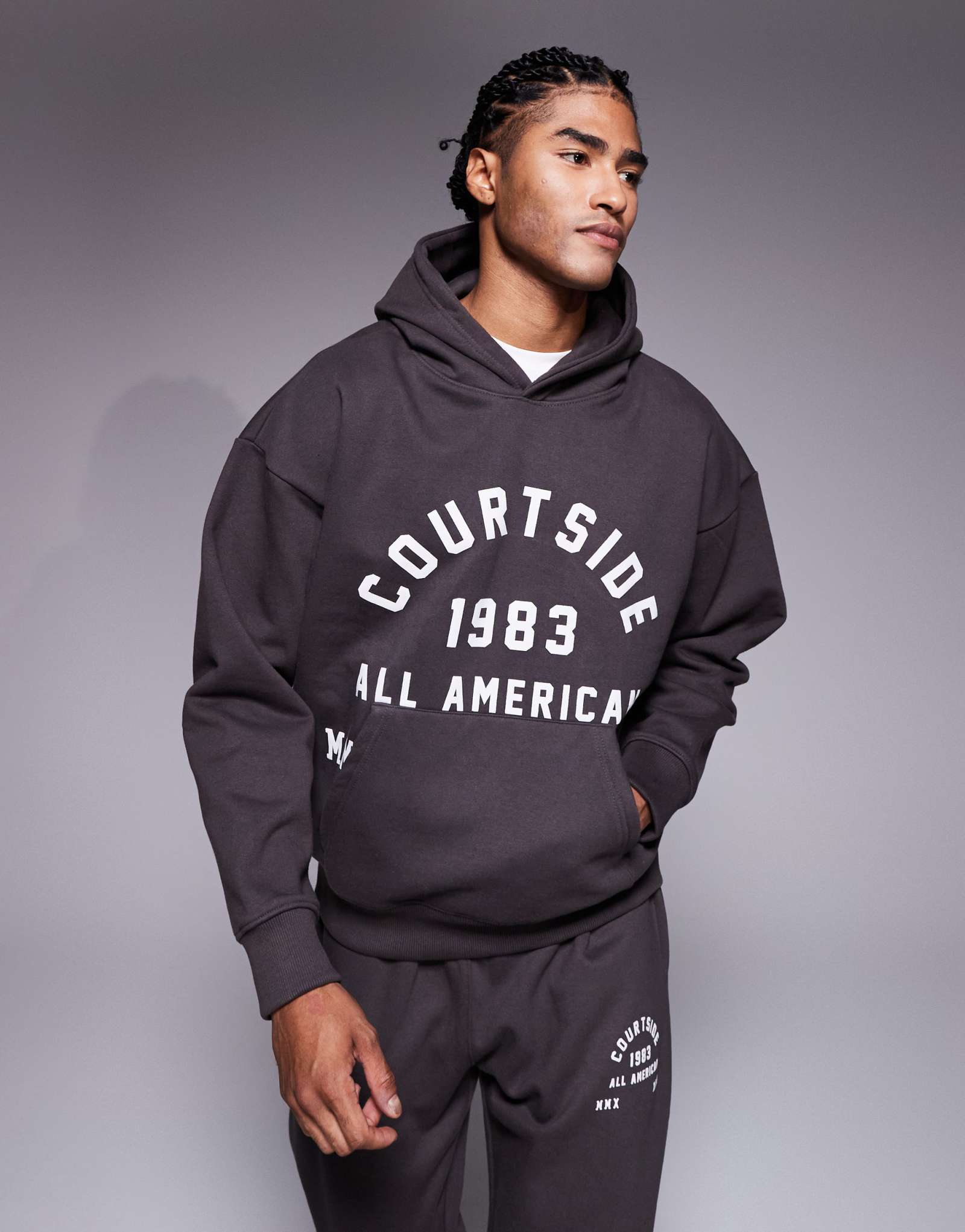 Приталенный пуловер-толстовка оверсайз коричневого цвета с принтом в стиле колледжа - часть комплекта