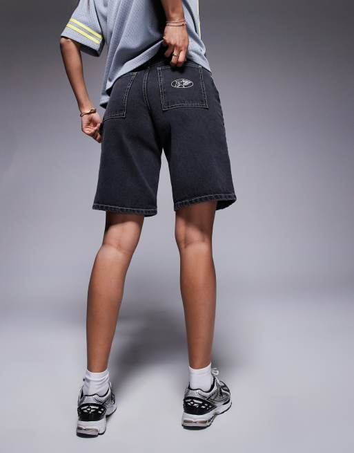Courtside – Svarttvättade jeansshorts i snickarstil med broderi på bakfickan, 4 av 5