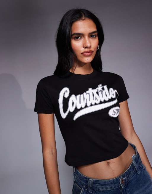 Courtside - T-shirt mini taglio corto nero slavato con stampa stile college del logo, 1 di 4