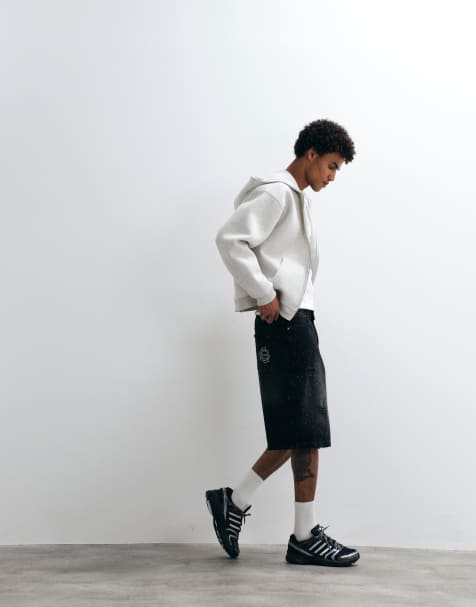 Courtside – Verzierte Jeans-Jorts in schwarzer Waschung in Used-Optik - view 1