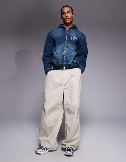 Courtside - Vintage-blå forvasket og oversized denimjakke med hætte i og logobroderi, 2 af 5