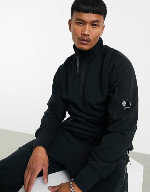 C.P. Company – Sweatshirt mit kurzem Reißverschluss und Jogginghose in Schwarz, 2 von 3