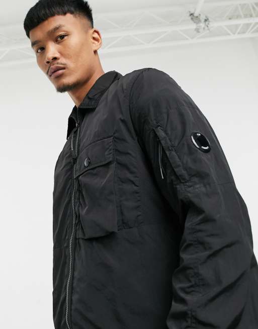 C.P. Company - Giacca con zip e dettaglio a lente sul braccio in tessuto cromato nero