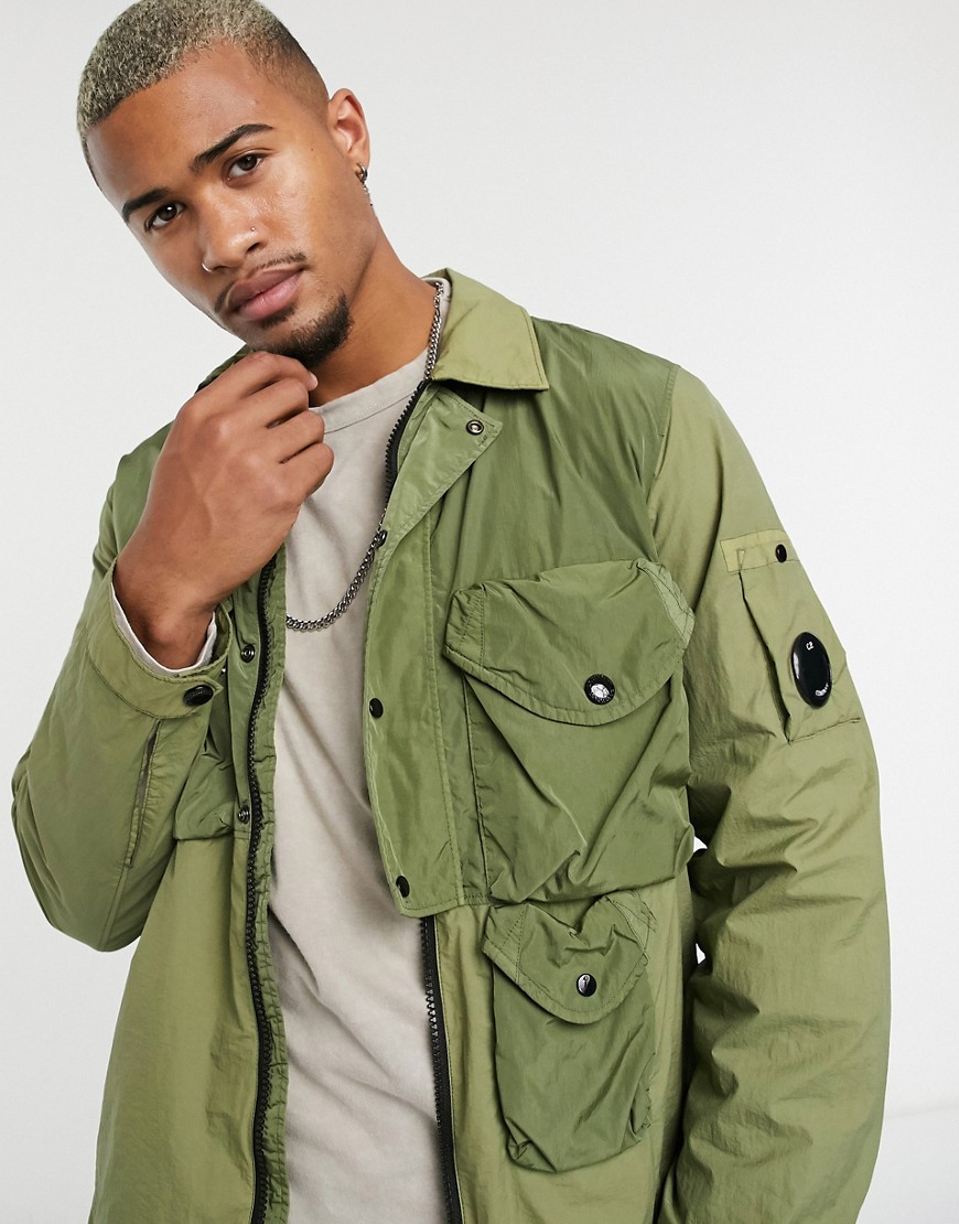 C.P. Company – Khakifärgad overshirt med linslogga på ärmen-Grön