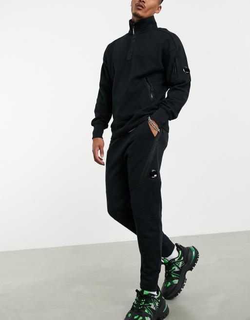 C.P. Company – Sweatshirt mit kurzem Reißverschluss und Jogginghose in Schwarz, 3 von 3