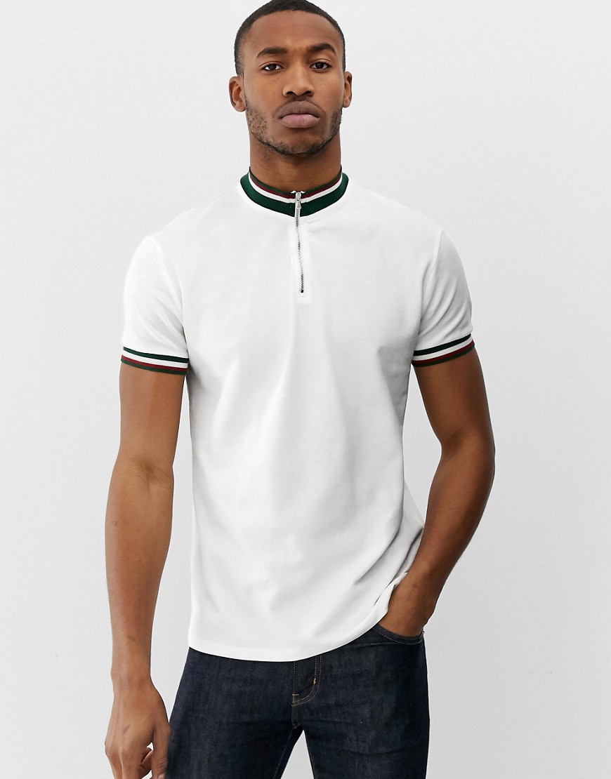 Cremefarvet højhalset t-shirt med stribet krave fra Bershka-Hvid