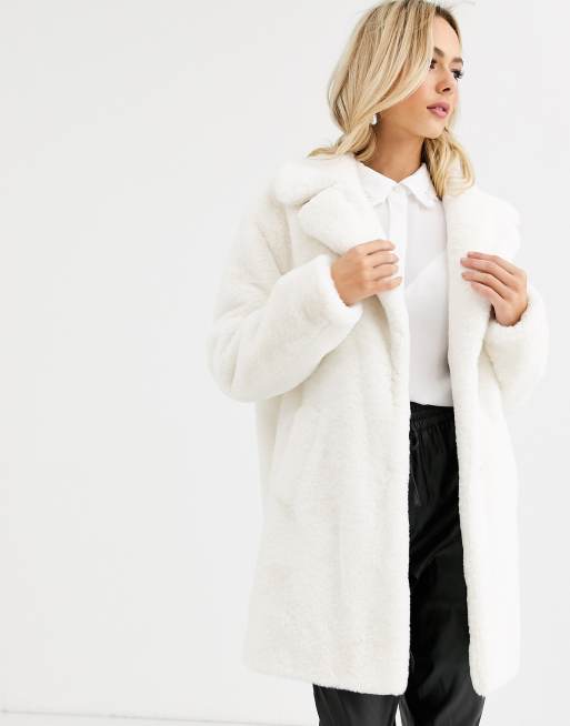 Cremefarvet jakke i imiteret pels fra New Look