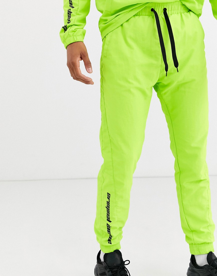 Criminal Damage – Neongröna mjukisbyxor i nylon med logga, del av set