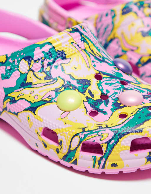 Crocs – ASOS Exclusive – Różowe chodaki z kolorowym marmurkowym wzorem i ozdobnymi bąbelkami, 2 z 4