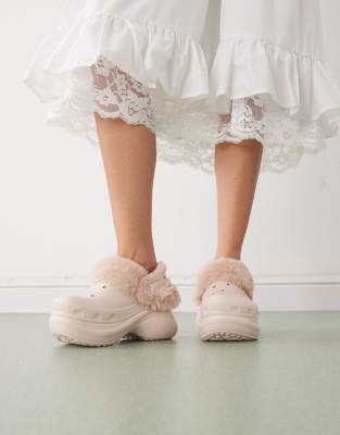 Crocs - Bae - Clogs in Quarz mit Fellfutter-Rosa