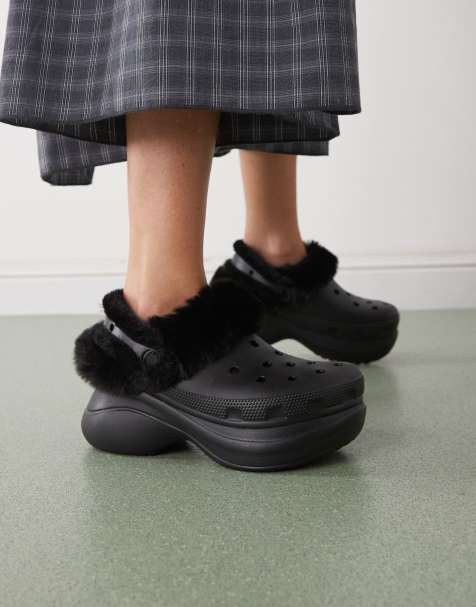 Crocs – Bae – Clogs in Schwarz mit Kunstpelzfutter - view 1