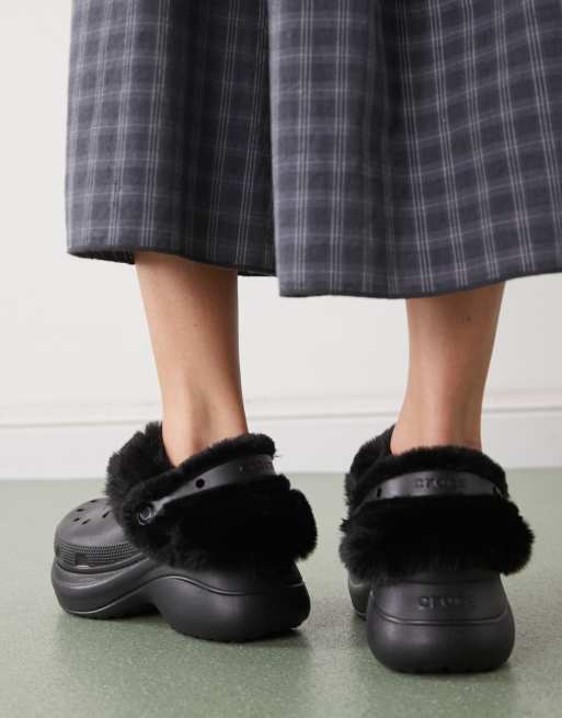 Crocs – Bae – Czarne chodaki na platformie z podszewką ze sztucznego futra, 2 z 4