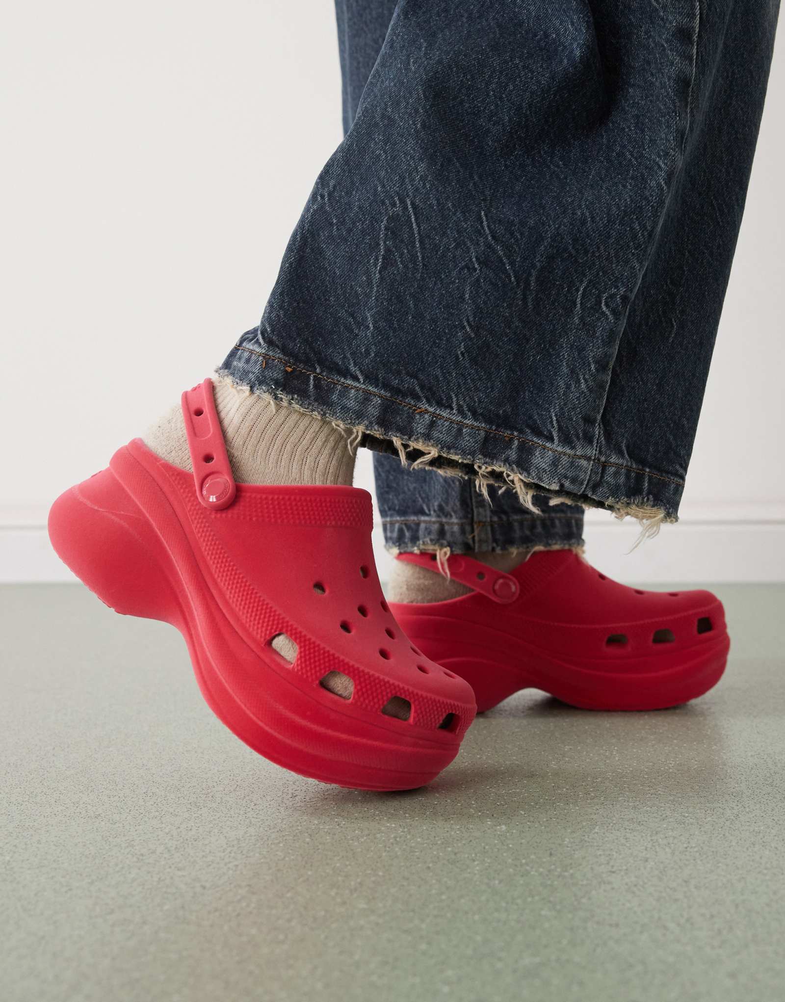 Бархатные сабо на платформе Crocs Bae розового цвета