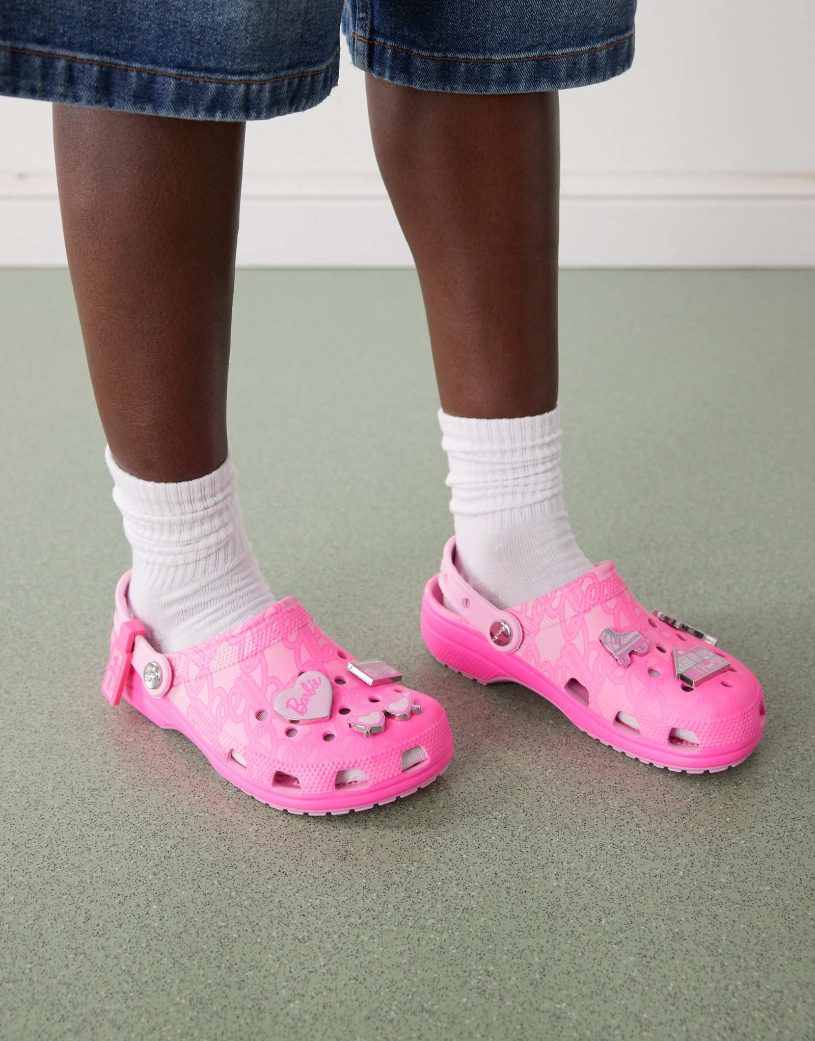Классические сабо Crocs Barbie розового цвета