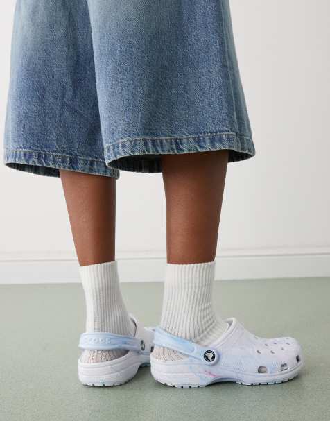 Crocs – Blå, klassiska tofflor med marmorerat mönster - view 1