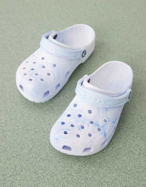 Crocs - Blå klassiske clogs med marmorprint, 3 af 4