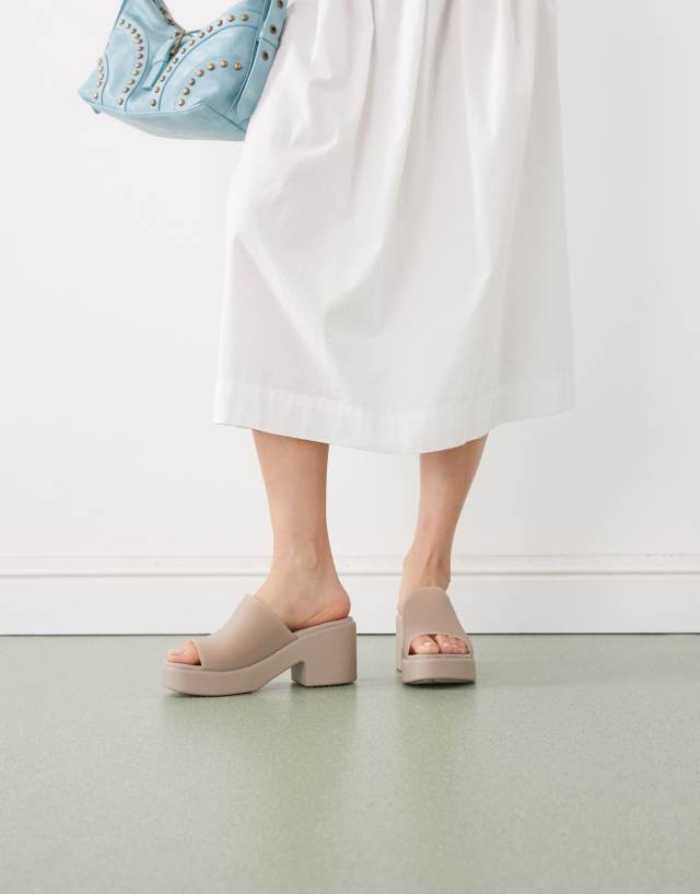 たるちゃんcrocs brooklyn frosted slideheel Crocs Brooklyn slide heel in taupe | ASOS