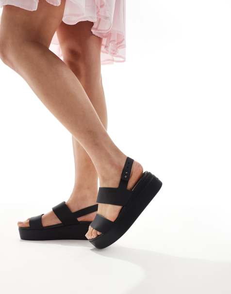Crocs – Brooklyn – Svarta sandaler med låga kilklackar - view 1