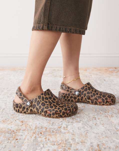 Crocs – Bruna, leopardmönstrade tofflor i klassisk design - view 1