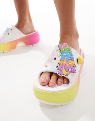 Crocs - Care Bears - Stomp - Slider in Weiß mit Glücksbärchis-Motiv