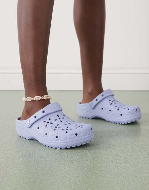 Crocs – Classic – Blå, blommiga tofflor med utskurna detaljer - view 1