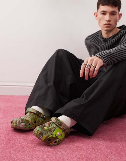 Crocs – Classic Bubble – Marmorierte Clogs in Khaki-Bunt, exklusiv bei ASOS, 3 von 4