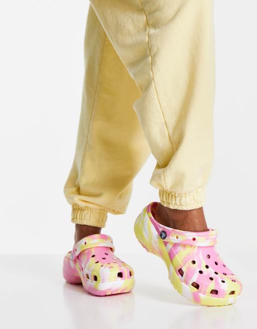 Crocs - Classic - Clogs i lyserød og gul marmor, 2 af 4