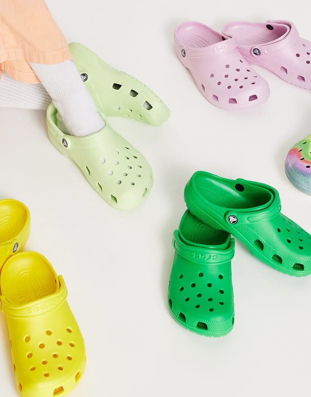 Crocs classic clogs in celery