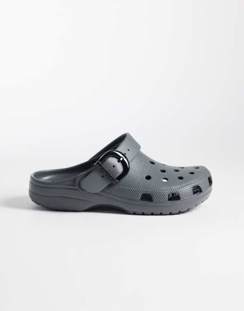 Crocs – Classic – Clogs in Dunkelgrau mit emaillierter Schnalle - view 1