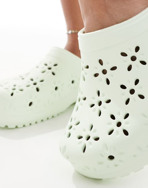 Crocs – Classic – Clogs in Jade mit floralem Lochmuster, 4 von 4