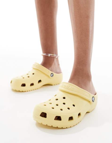 Crocs – Classic – Clogs in Liliengelb - view 1