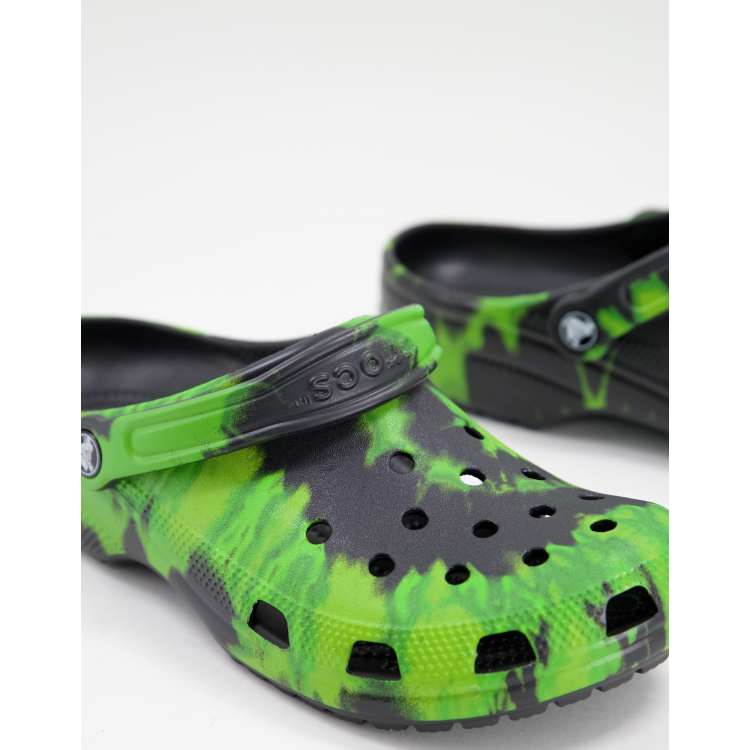 Crocs Classic Clogs in Limettengrun und Schwarz mit Batikmuster im Strudeldesign ASOS